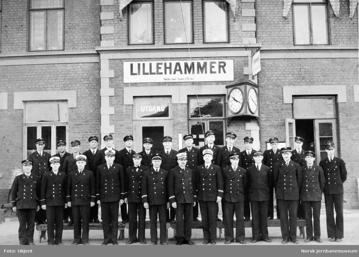 Lillehammer stasjon : stasjonsmester Jens Bjølgerud og hans folk