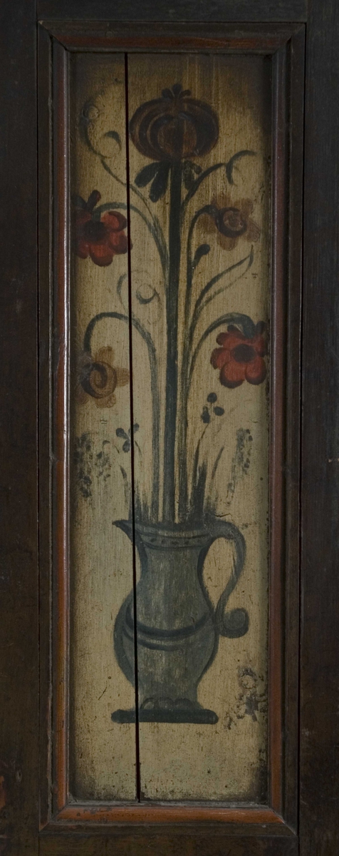 Skap med to dører og fem hyller. Dørene dekorert med malte blomster i vaser.