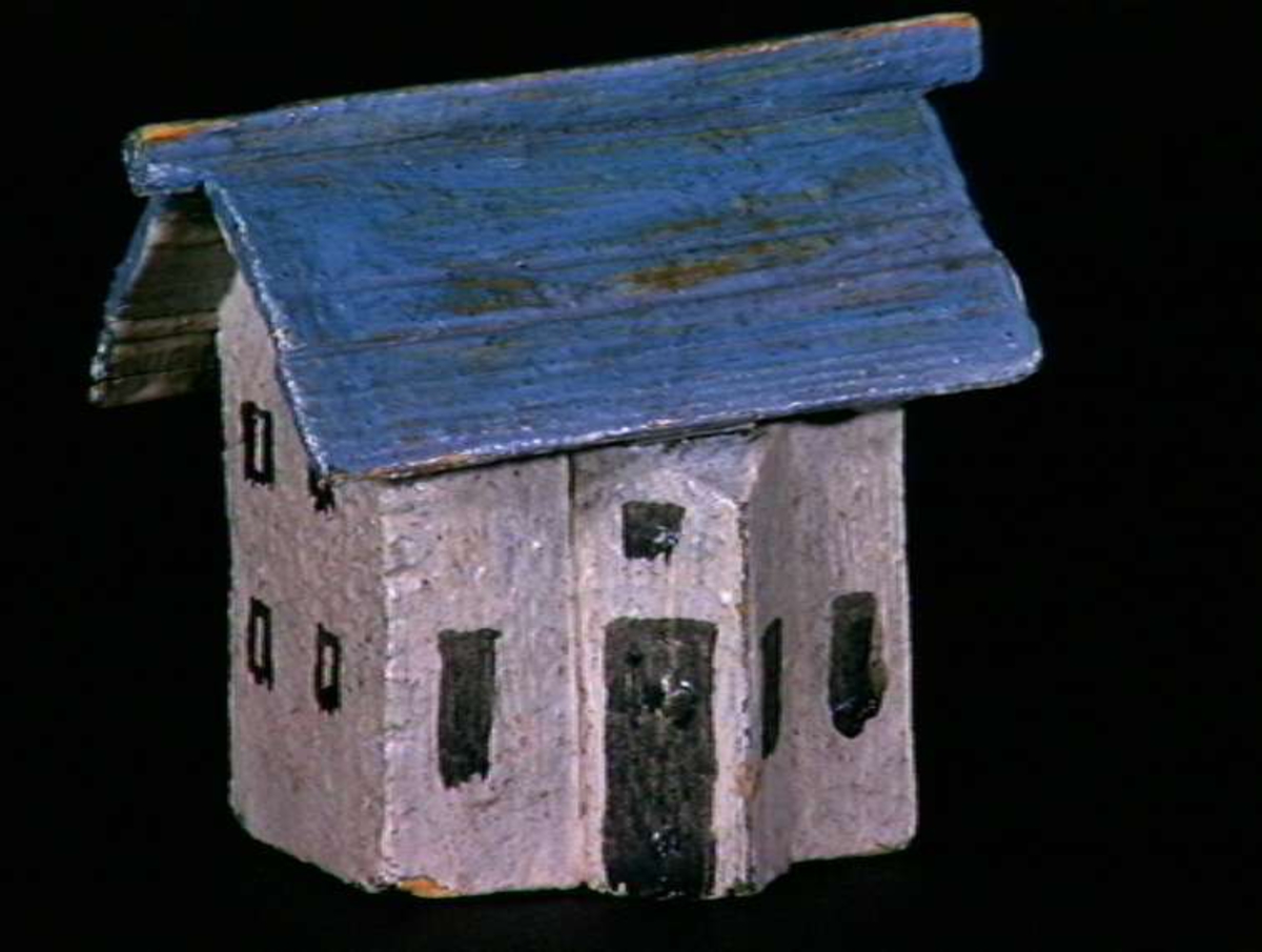 Sett med ca 200 leketøyhus laget av tre i forskjellige former og farger.