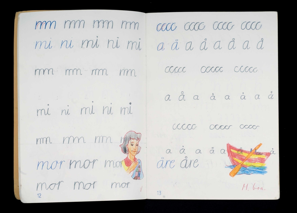 Stiftet skrivehefte med beige permer med flerfarget motiv og tekst 