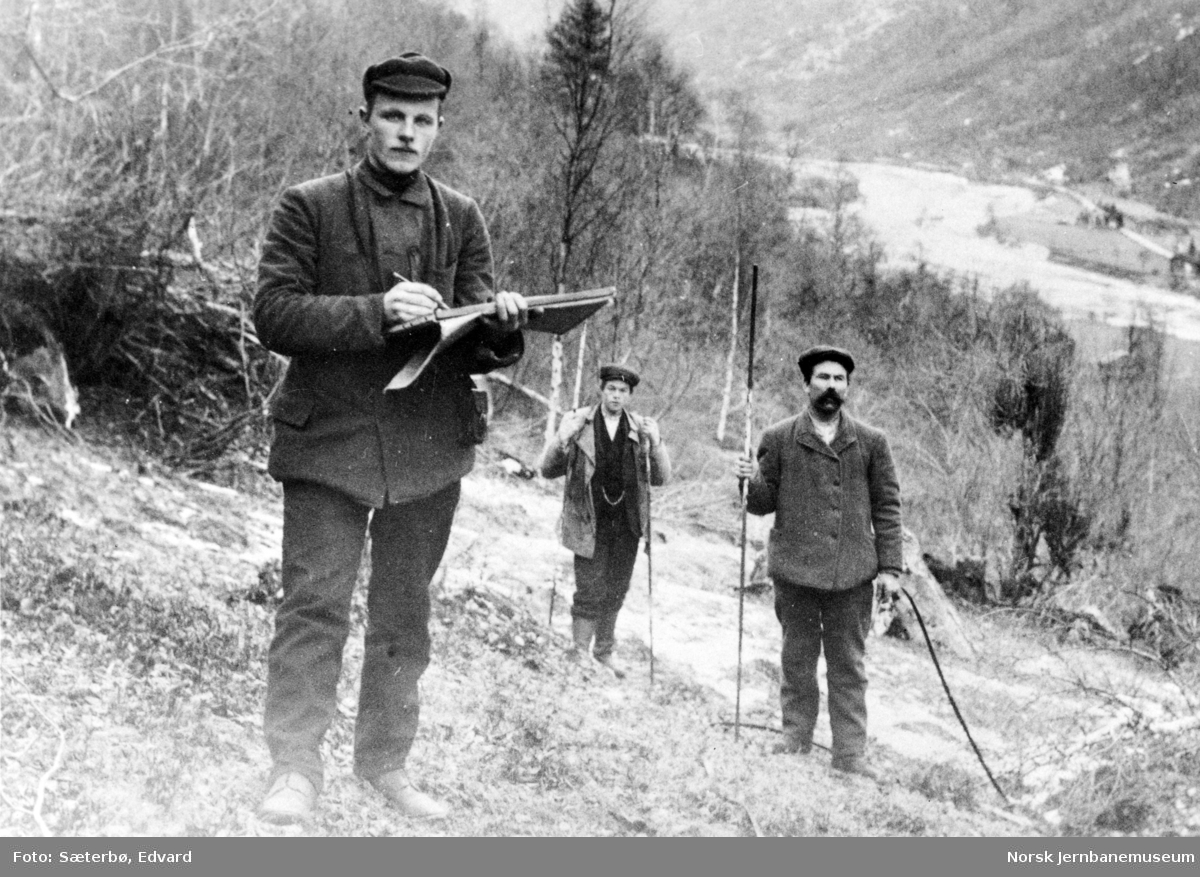 Stikningsarbeid på Raumabanen, i Øverdalen ca 1911
