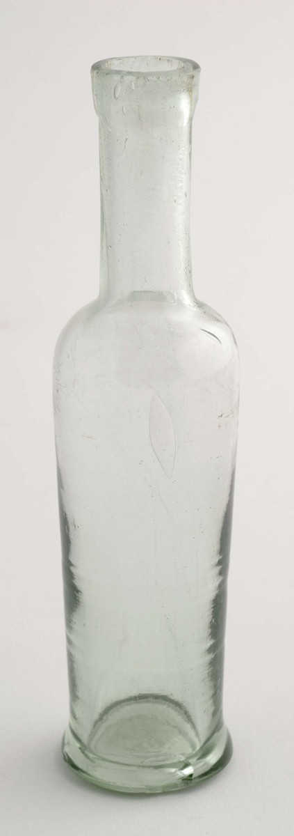 Flaske uten hellekant, svakt grønlig glass