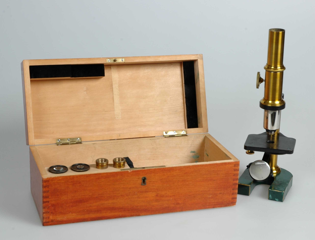 Mikroskop i kasse:
A: Lakkert trekasse inneholdende mikroskop m. 2 okular
B: Mikroskop