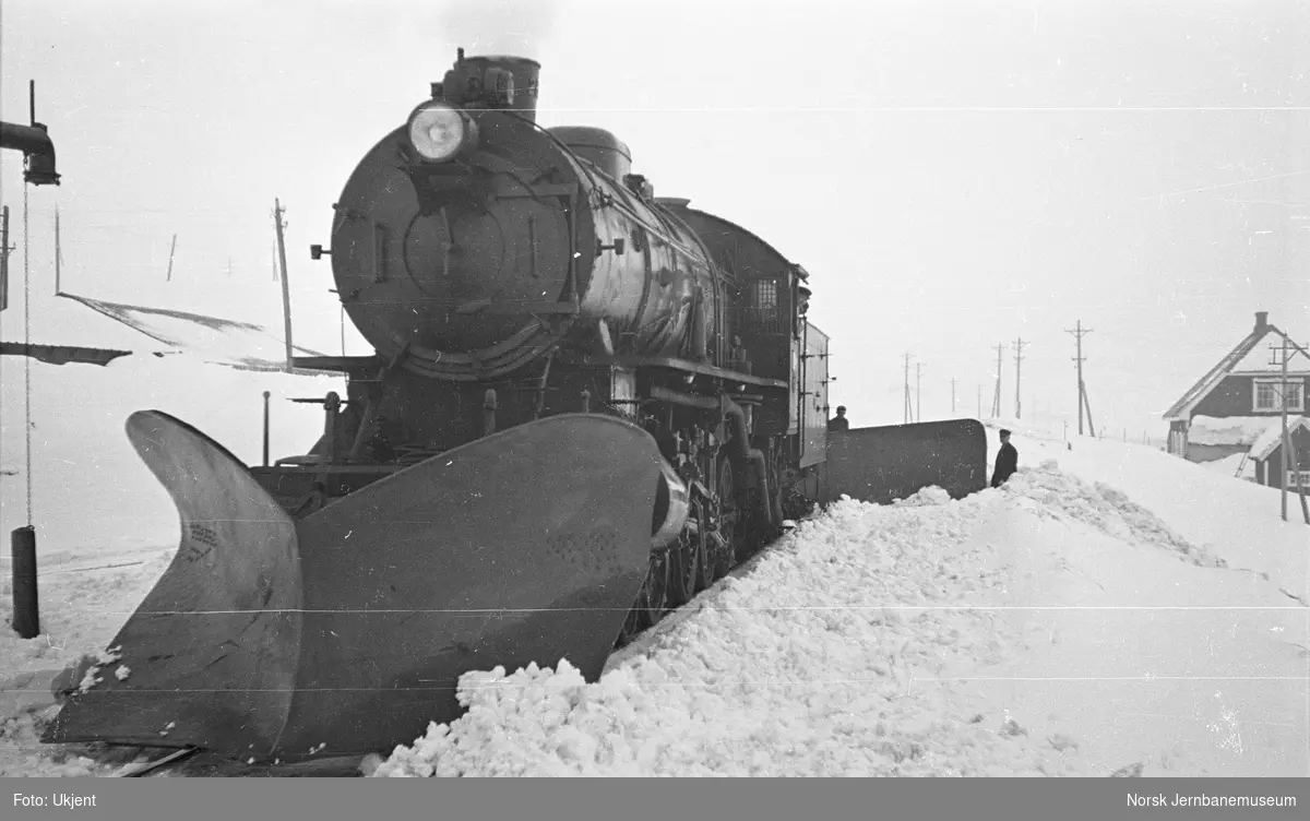 Damplokomotiv type 31a med stor frontplog og snøskrape, trolig på Finse stasjon