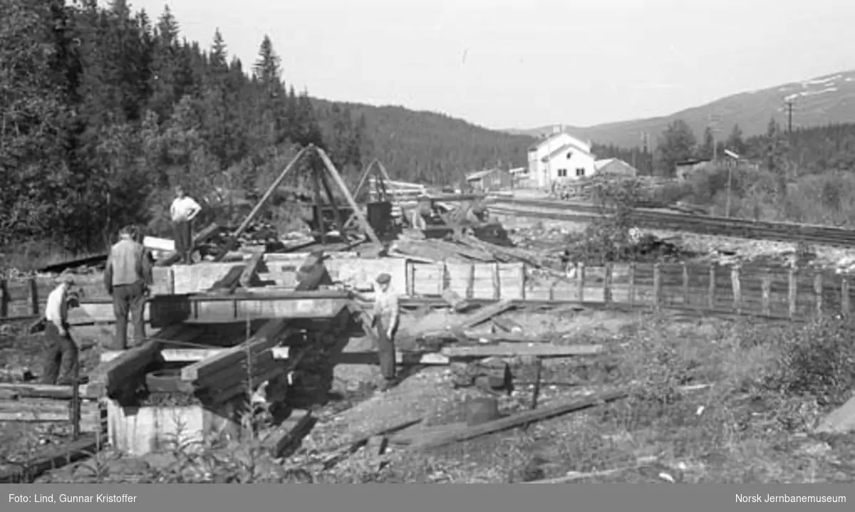Nordlandsbaneanlegget : demontering av svingskive på Grønfjelldal stasjon