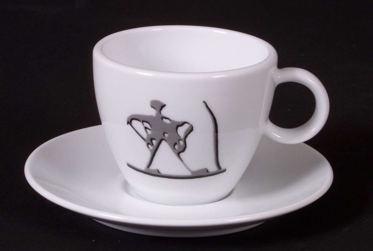 Medium cappuccinokopp med skål. Koppen er dekorert med figur i grått og svar på hvit bunn.