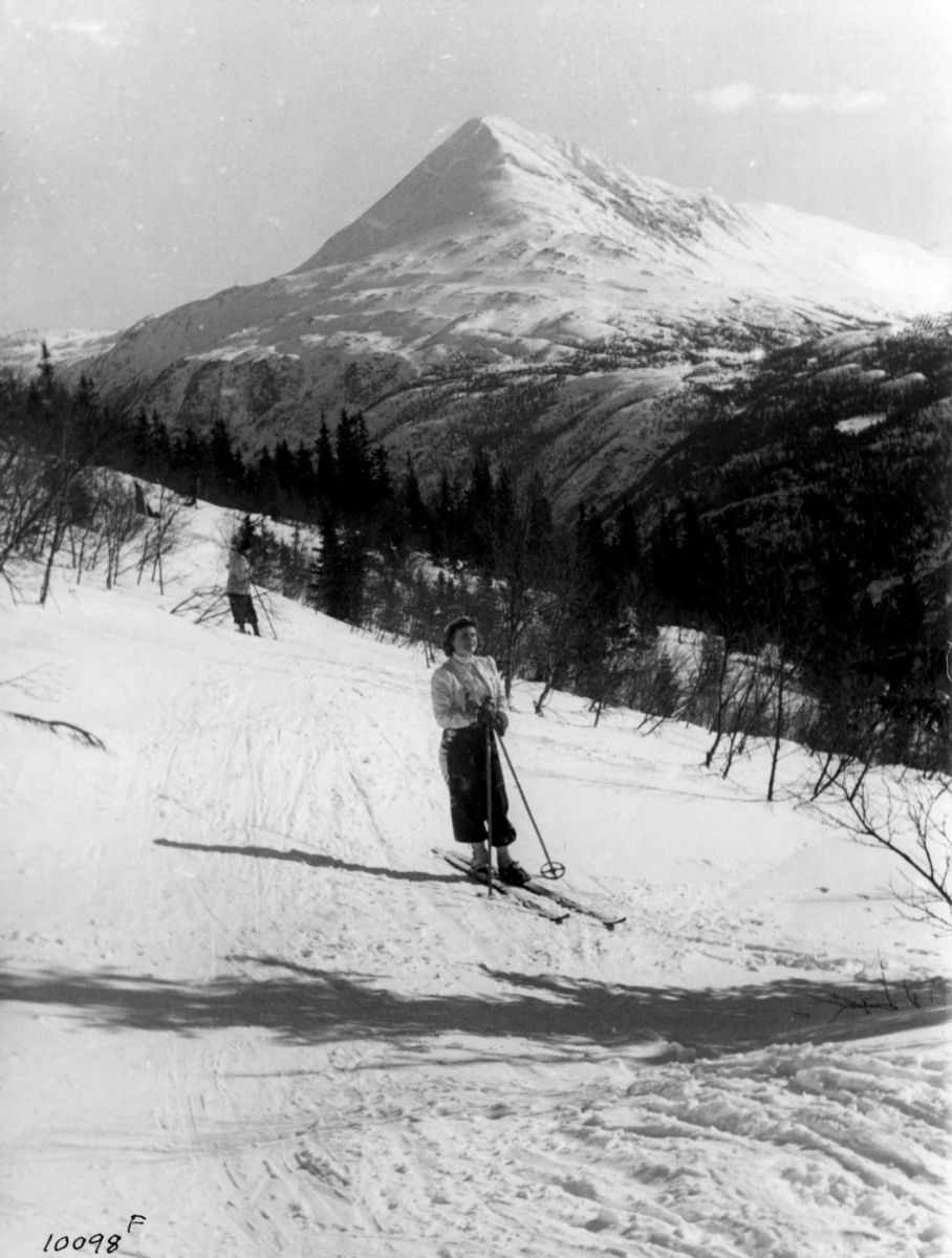 Kvinnelig skiløper eller slalåmkjører ved Gaustatoppen.
