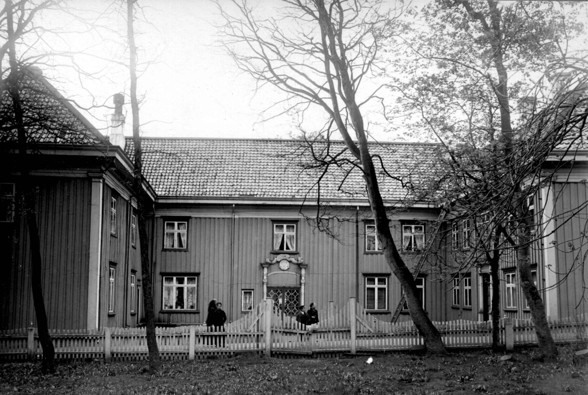 Christian Johnsens gård i Vågen, Kristiansund 1912.