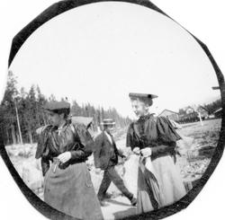 To damer med turutstyr ved Tretten stasjon, Øyer, Oppland. F