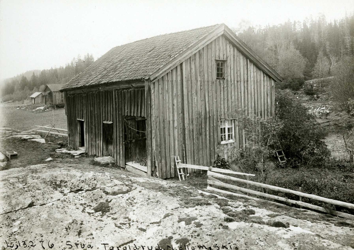 Bebyggelse på Taraldrud i Ski i Akershus, fotografert før 1929. "Stua" mot gårdsplassen.