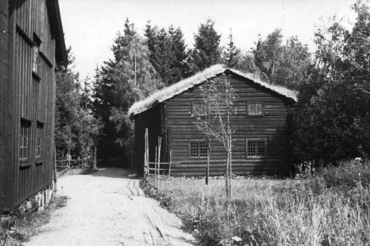 Smedstadstua (fra Gjerdrum), fotografert i Østlandstunet på Norsk folkemuseum (1935 eller før).