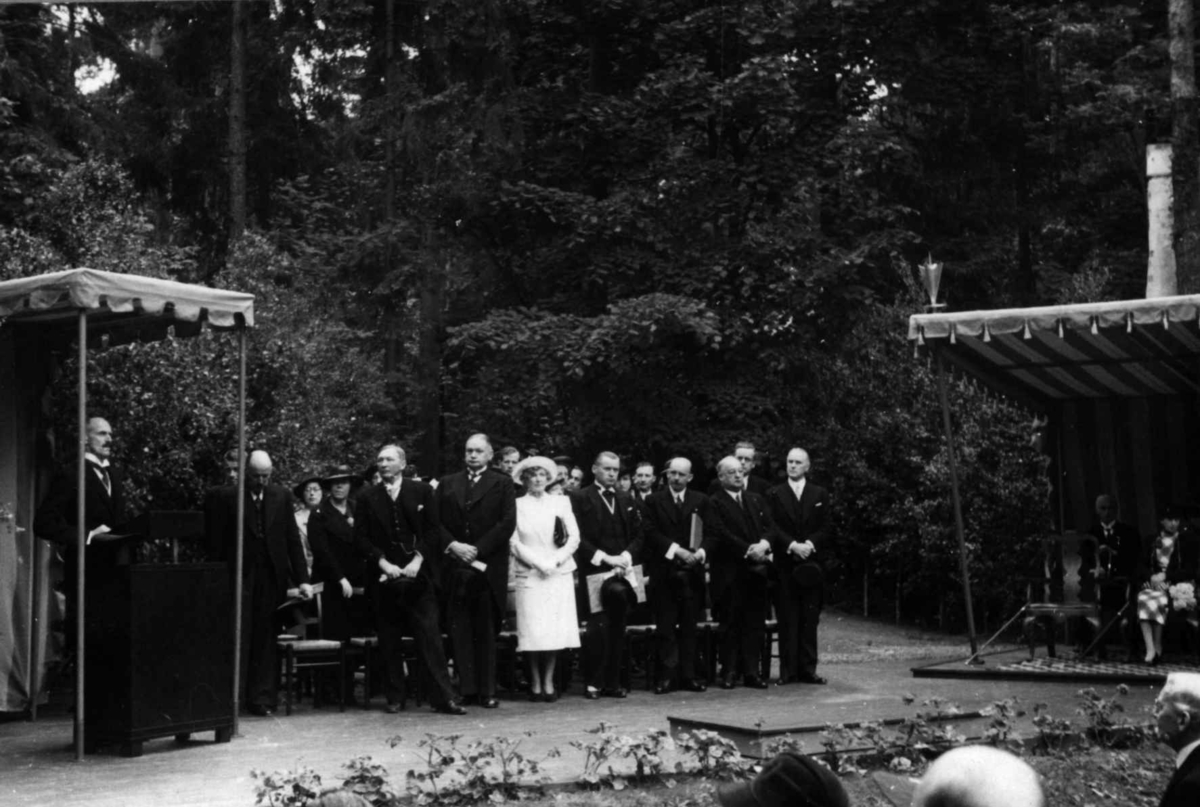 Åpning etter nymontering den 27. juni 1938. Festtaler holdes i Friluftsteateret, NF349. 
Kong Haakon VII taler.