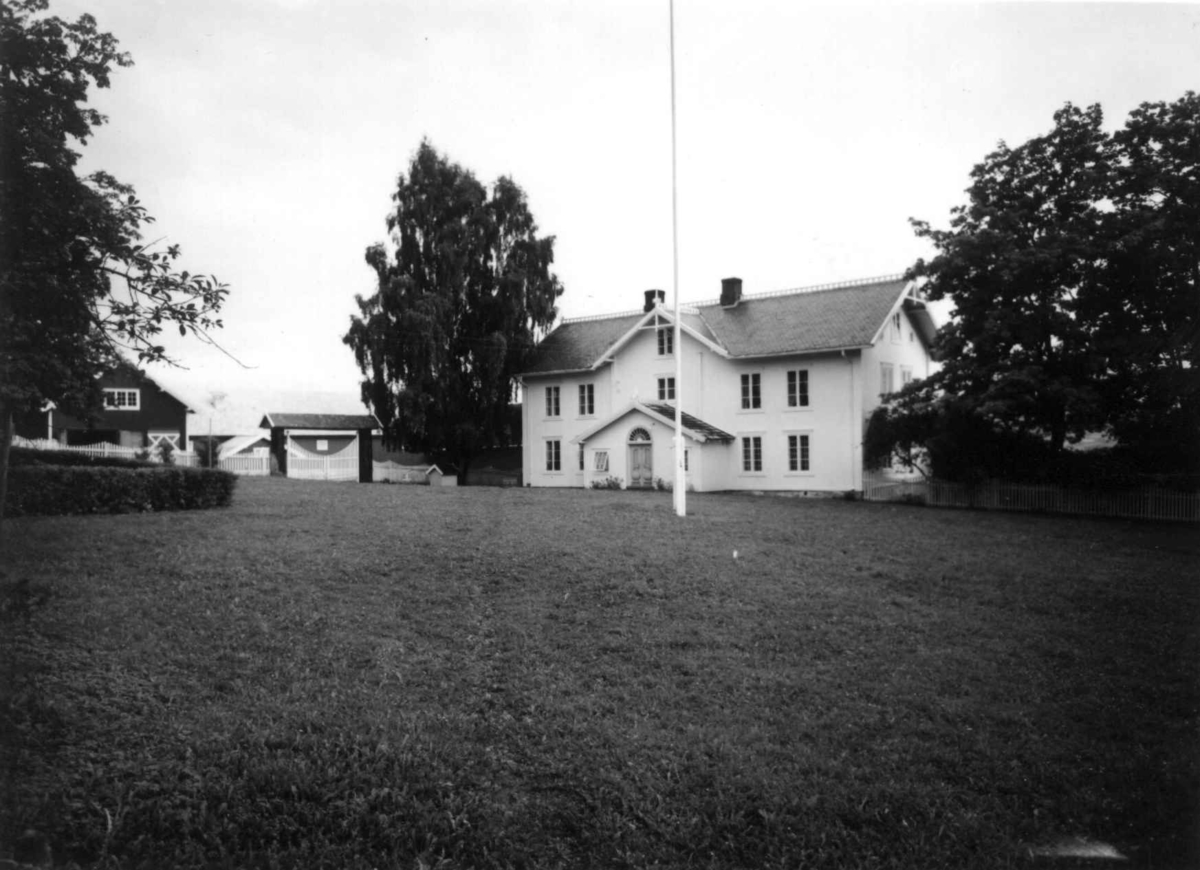 Helgeby, Nes, Ringsaker, Hedmark. Storgårdsundersøkelser ved dr. E. Engelstad 1957. Hovedhusets fasade mot gårdsplassen.
