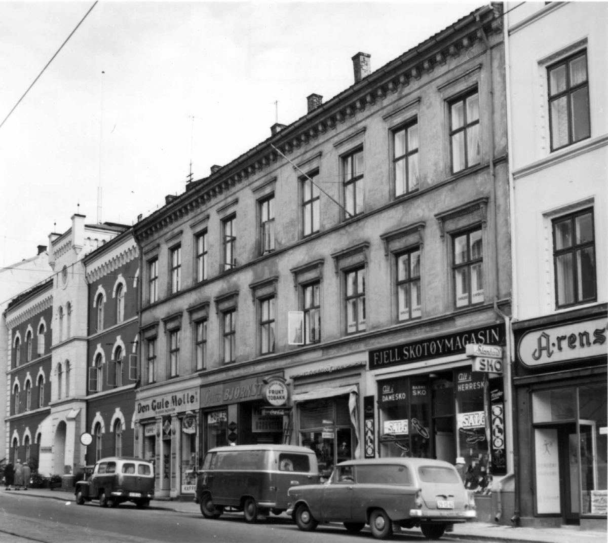 Thorvald Meyers gate 40, Grünerløkka, Oslo. Fasaden mot gata med butikker, og biler parkert langs fortauet.