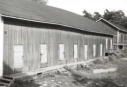 Bygning med mange dører ved Halla Såg, Kotka, Finland.