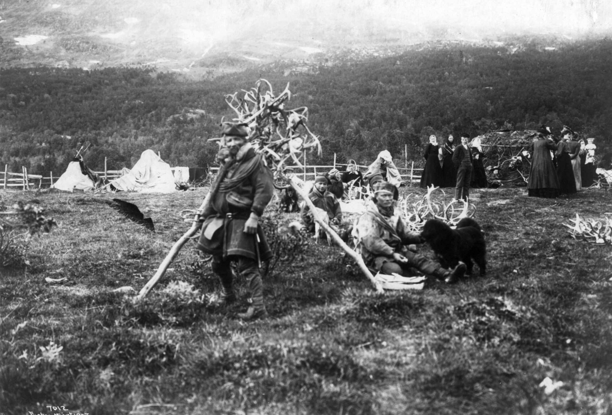 Handel med reinsdyrhorn, tusister i bakgrunnen. Lyngseidet 1907.