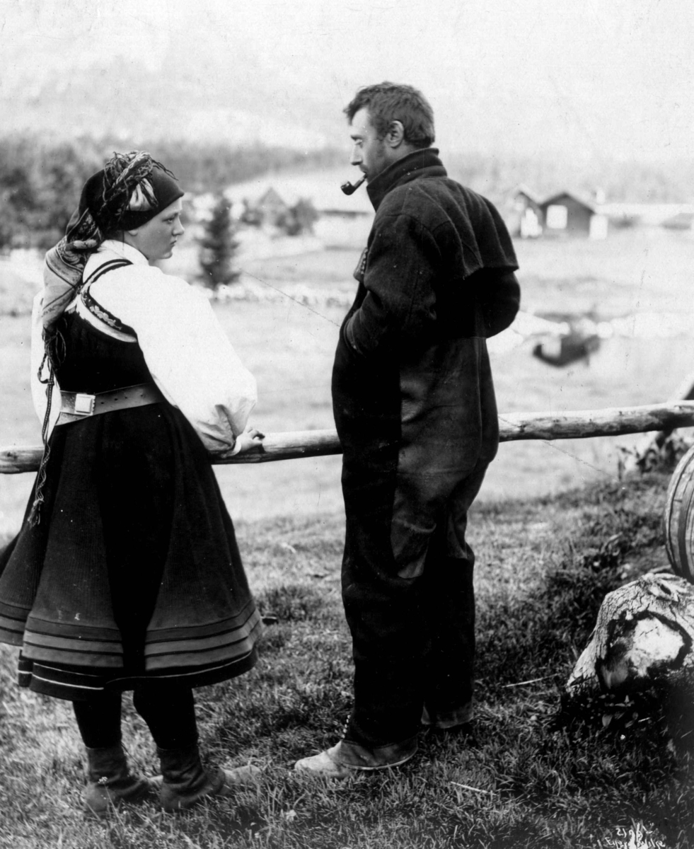 Mann og kvinne i folkedrakt fra Setesdal i 1888.
