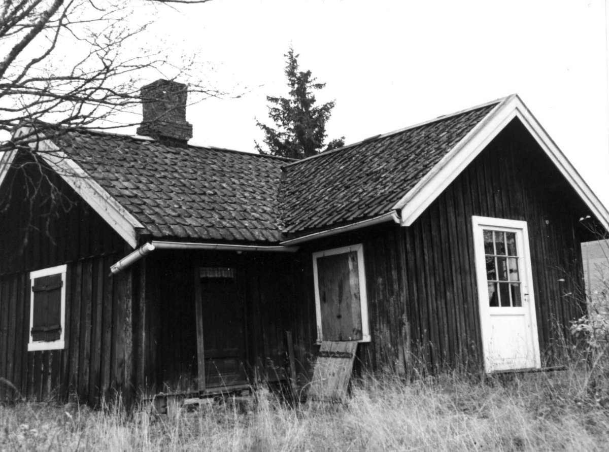 Enga husmannsplass, Asak, Skedsmo, Akershus 1964. Lite hus med lemmer for vinduene og tilbygg med inngangsdør.