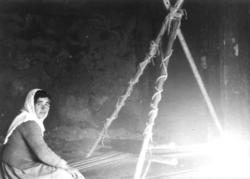 Brikkeveving. Kvinne vever på rundvev. Analdia, Tyrkia.