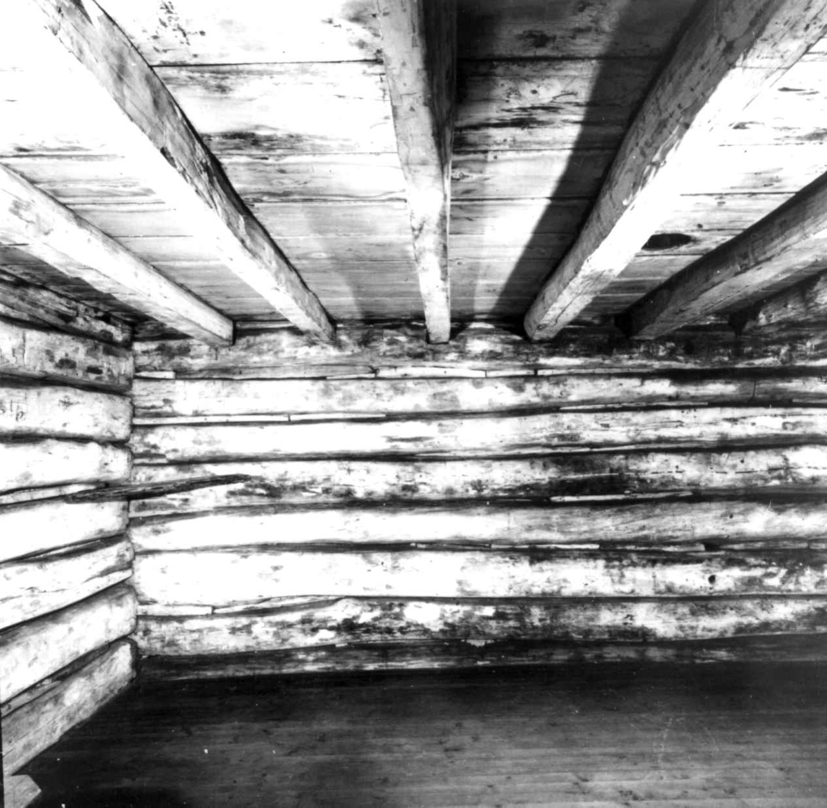 Pionerhytta fra Kindred i North Dakota, USA. Interiør. Langveggen med døren. Fotografert på Norsk Folkemuseum i september 1972, før riving og flytting til Hedmarksmuseet. Møblene er flyttet ut.