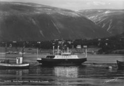 Avfotografert postkort. Bilfergen til Tromsø i en fjord lang