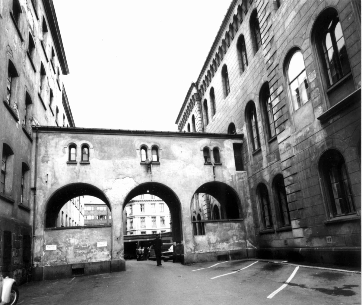Oslo kretsfengsel, Møllergata 19, fotografert 1975, oppført 1866. Eksteriør fra gårdplass og "Sukkenes bro".