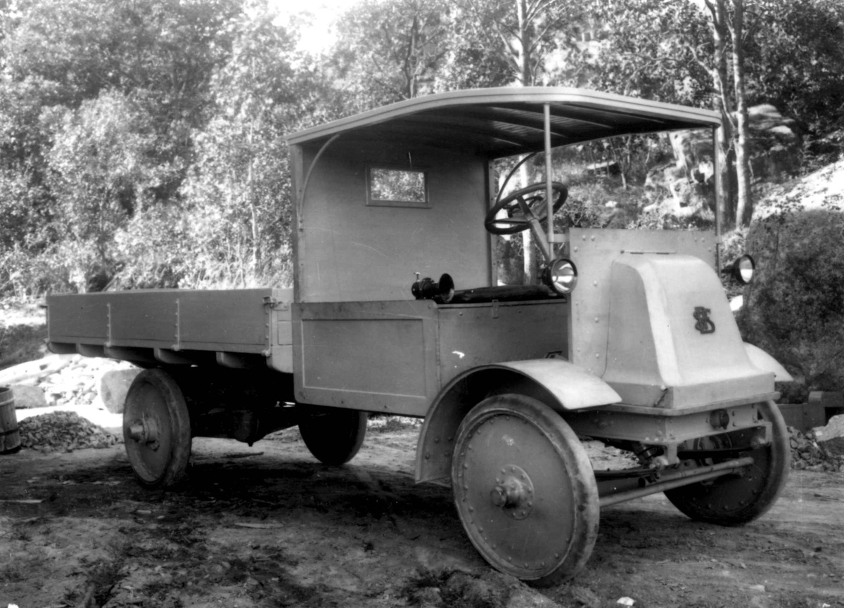 Elektrisk drevet lastebil med kompakte gummiringer i Stavern, Vestfold. Produsert av Stavern Bilfabrikk A/S som oppsto under jobbetiden etter 1. verdenskrig.