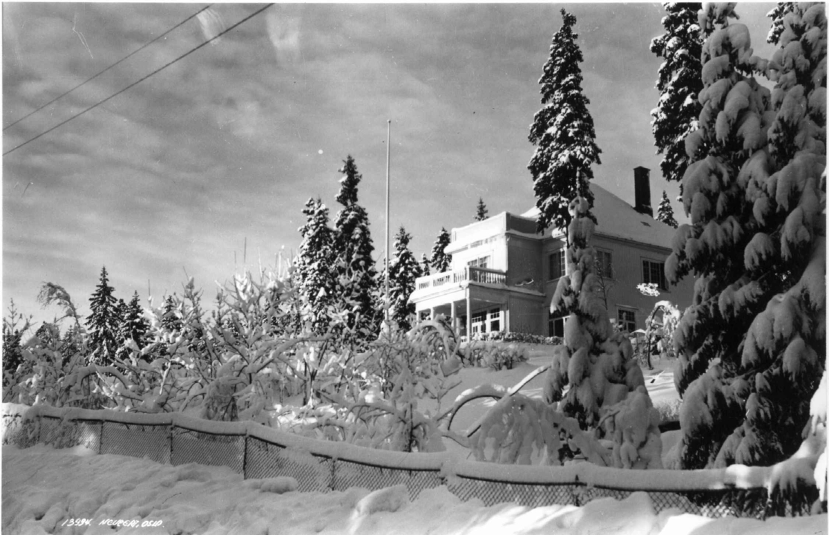 Tryvasshøgda, Oslo 05.01.1936. Vinterbilde av villa i hage.