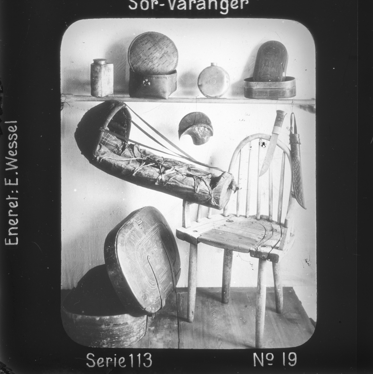 Eldre samiske gjenstander, se Andre opplysninger.
Motivet har nr.19 i lysbildeforedraget kalt  "I lappernes land - Sør-Varanger", utgitt i Nerliens Lysbilledserier, serie nr 113. 