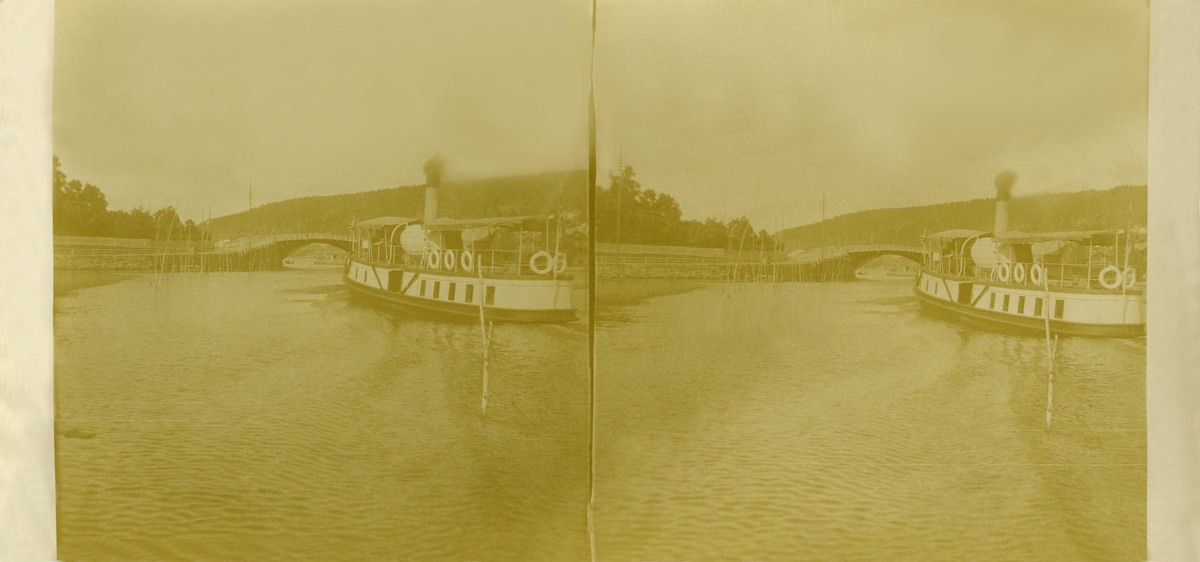 Stereoskopi. Dampbåt, antatt ferge, ved Ormøya med broen over til Bekkelaget, Oslo, 8.september 1907.
