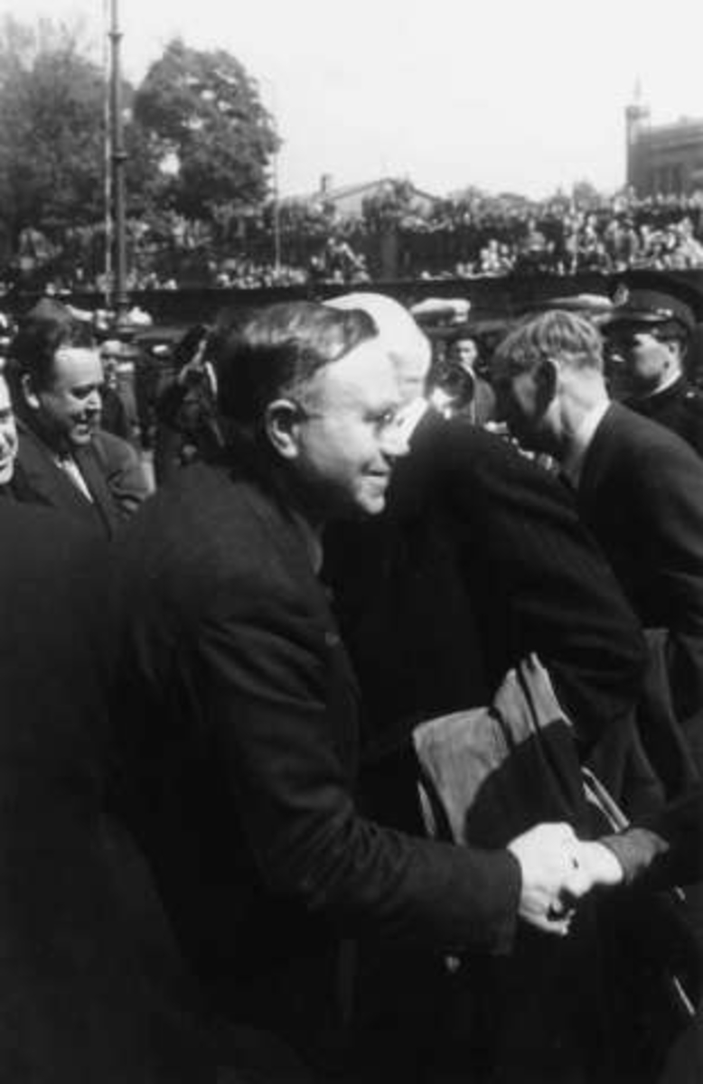Fra Oslo under fredsdagene i 1945.
Skipet Andes anløper Oslo Havn den 31.mai, med  ca. 700 eksilnordmenn fra regjering og administrasjon. Statsminister Johan Nygaardsvold ønskes velkommen.