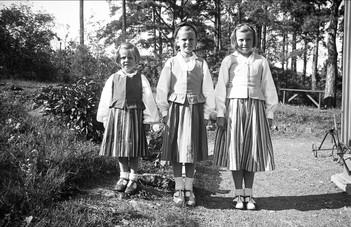 Søstrene Arentz viser frem sine nye festdrakter. Antakelig
i familiens hage på Bygdøy.