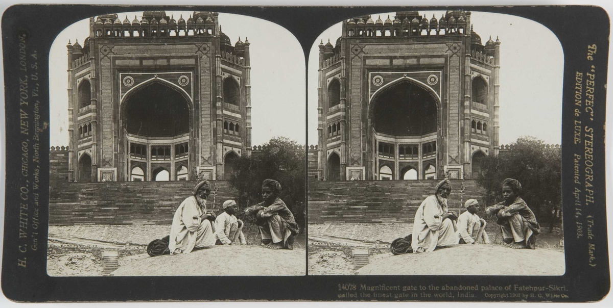 Stereoskopi. Menneskegruppe foran inngangsporten til palasset Fatehpur-Sikri, India.