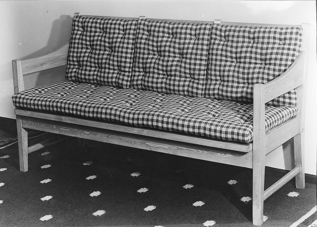 Sofa av nåletre. Desgin: Aage Schou, 1951.