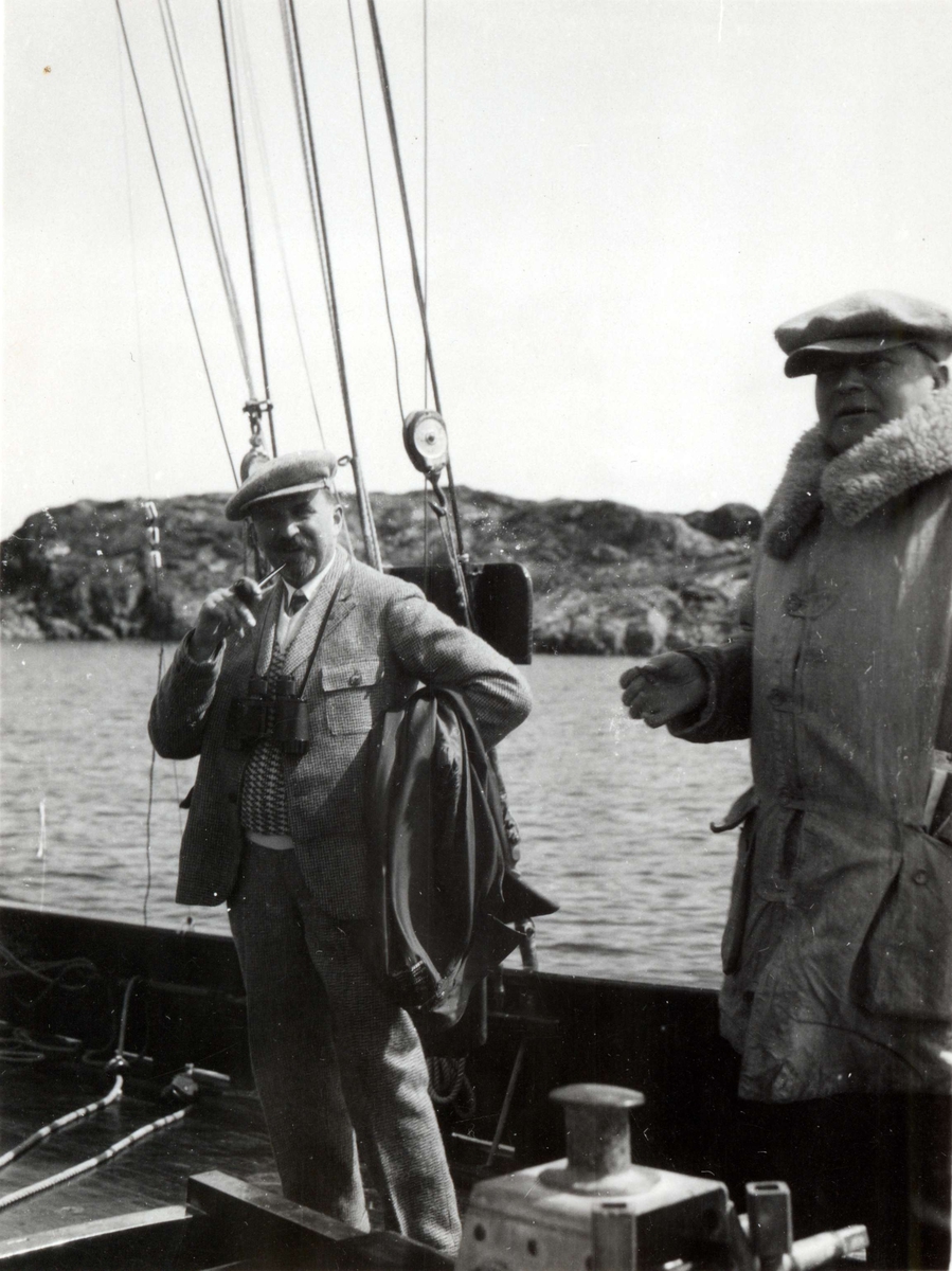 Brorskapet "Den grønne benk" på båttur 1 juli 1929, Båhuslensleden i Sverige. På bildet fra venstre: Hans Aall, Harry Fett. 
Den Grønne Benk var et brorskap av kulturpersonligheter, viss storhetstid strakk seg fra 1915-23.