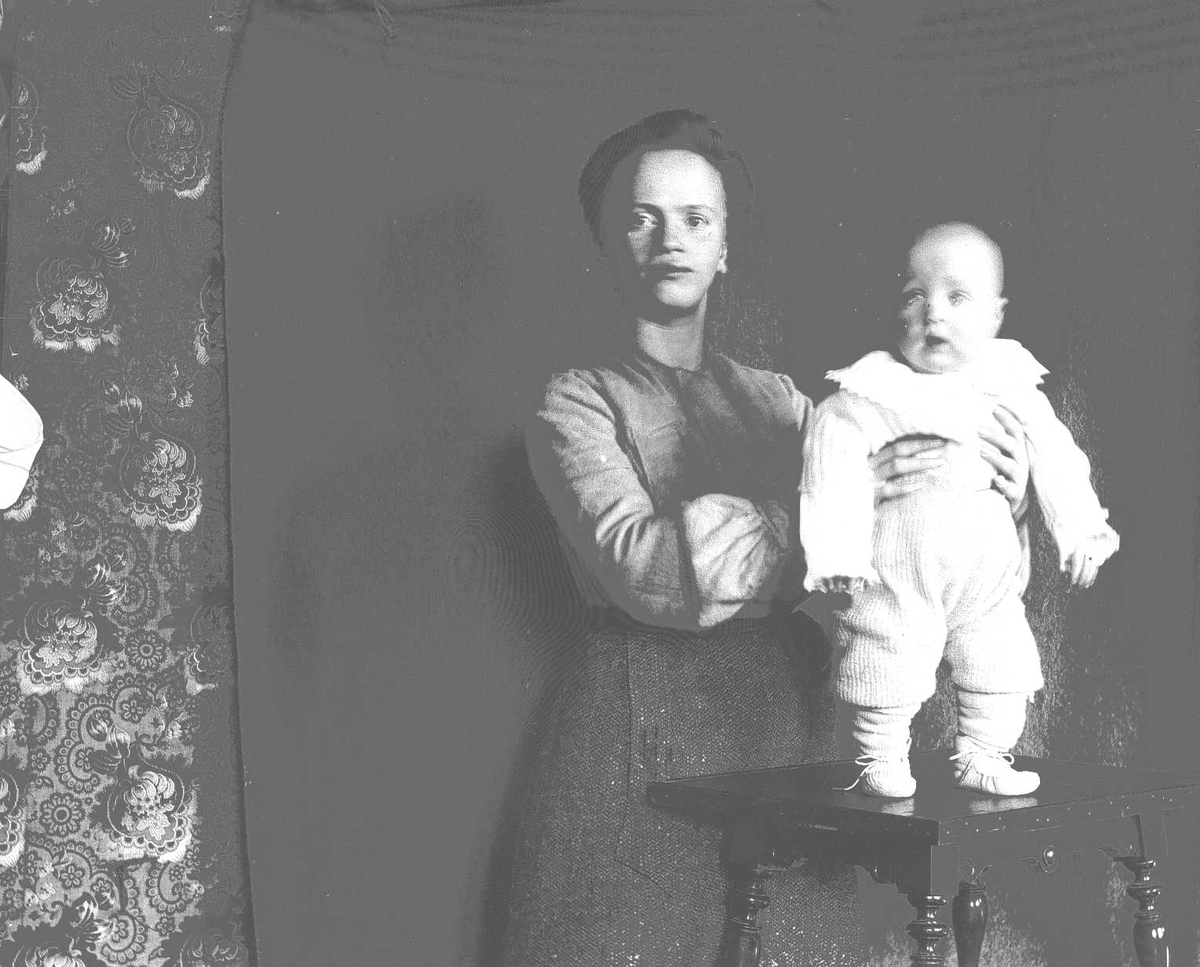 Kvinne med barn, Margrethe Q. Wiborg med Halvor Nicolai, Munkedamsveien 3, Oslo, 1903.