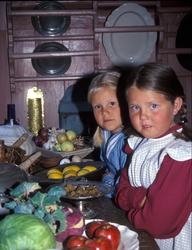 Barn i drakter på besøk år 2002 i kjøkkenet med mat på borde