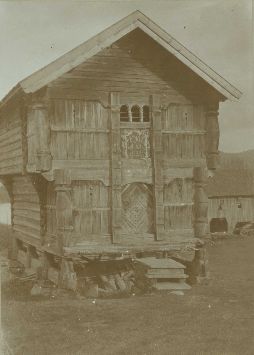 Stabbur, Gjømle, Flesberg, Buskerud. Ant. fotografert 1907.