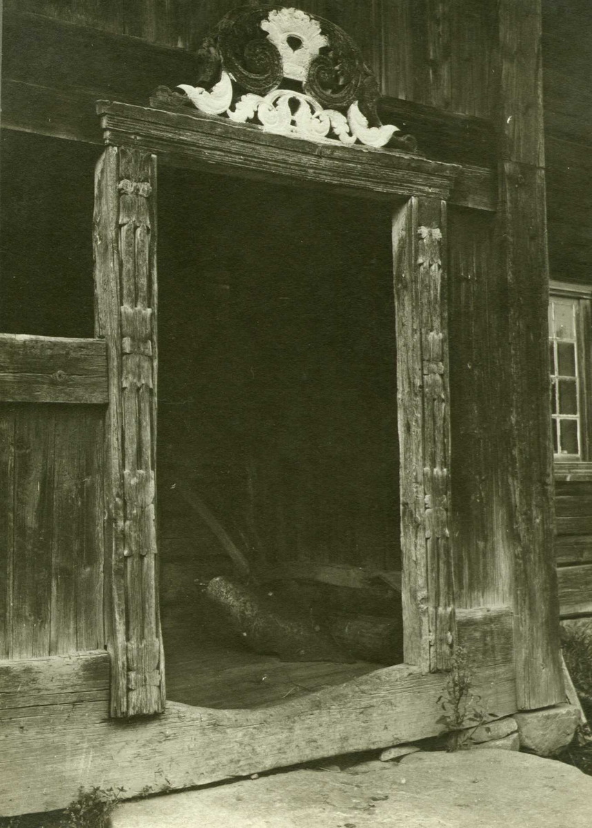 Inngangsparti til svalen på Lensmannsstuen, Hvalen (Gvåle), Tinn, Telemark. Fotografert 1912.