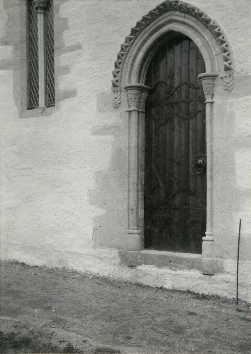 Portal mot syd, Dale kirke, Luster, Sogn og Fjordane. Fotografert 1904.