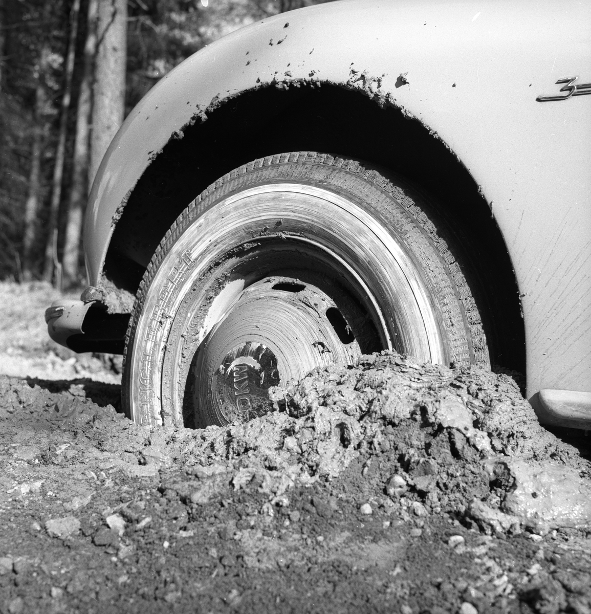 Dårlige kjøreforhold på Sørlandske hovedvei, bil sitter fast. Fotografert mai 1955.