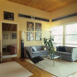 Stue med dør inn til foreldresoverom, i kjedet hus bygget i 