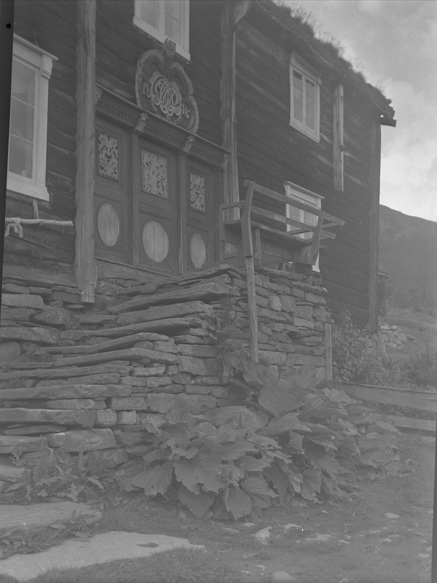 Inngangsparti på hovedbygningen, Sætra, Lønset, Oppdal, Sør-Trøndelag.  Fra album. Fotografert 1940.
