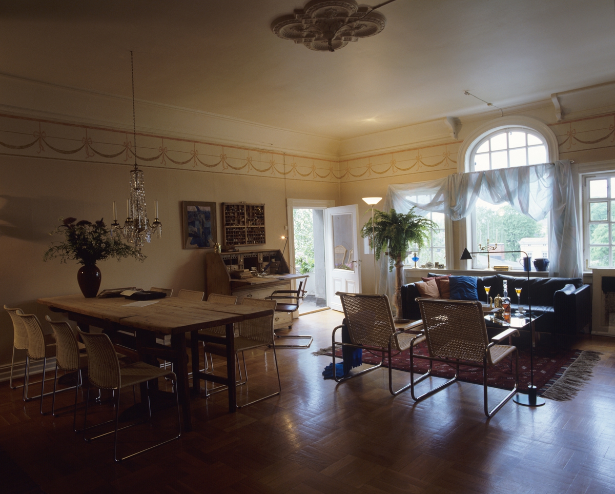 Stue med moderne innredning, gammelt klaffebord ved veggen, store åpne vindusflater, illustrasjonsbilde i Nye Bonytt 1988.