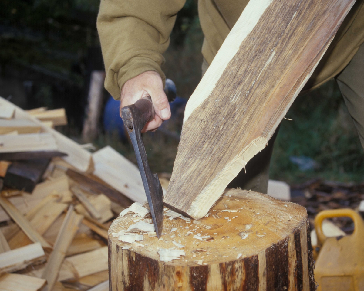 Stikktak, er laget av Per Haagenrud, Breiviken Tretak. Han har holdt på med produksjon av stikker siden ca. 1993. Haagenrud har etter hvert fått god erfaring på utvelgelse av trær som egner seg til å produsere stikker av.