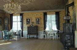 Ringnes, Stange, Hedmark. Gul stue, rokokkomøbler, lysekrone