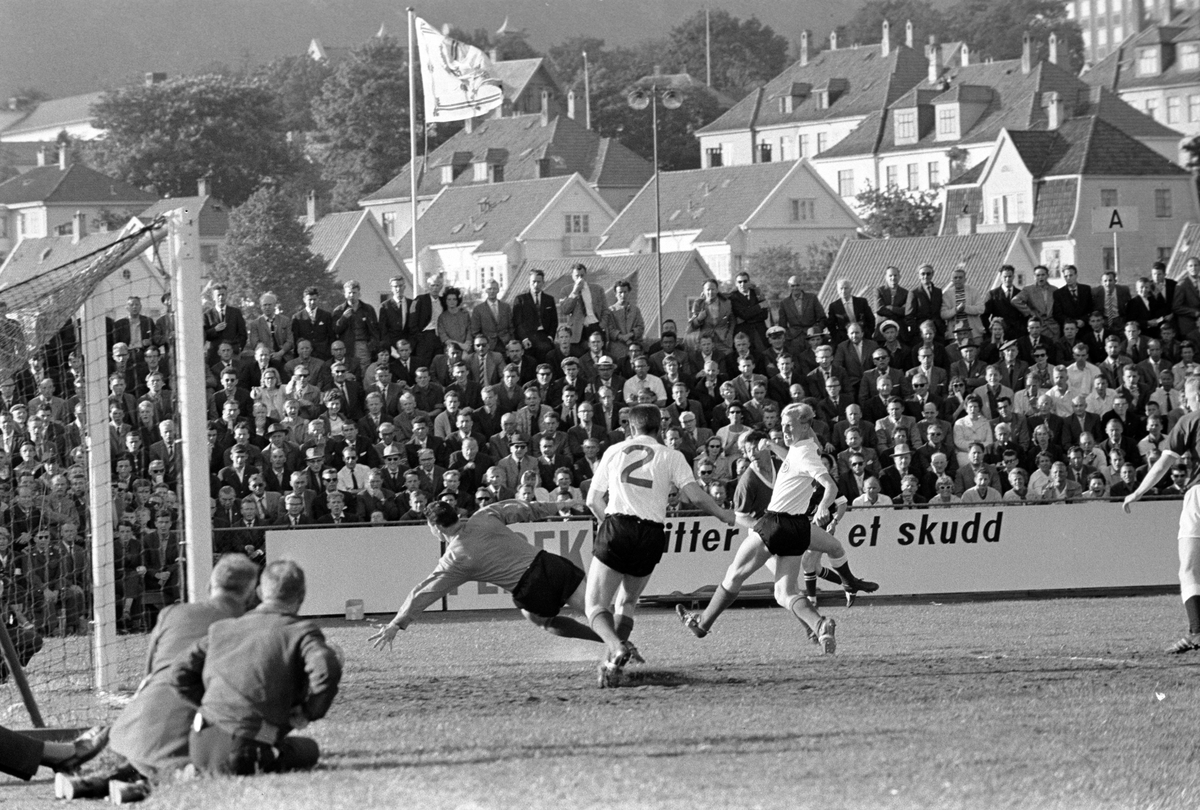 Serie. Landskamp i fotball mellom Norge - Skottland. Fotografert juni 1963.
