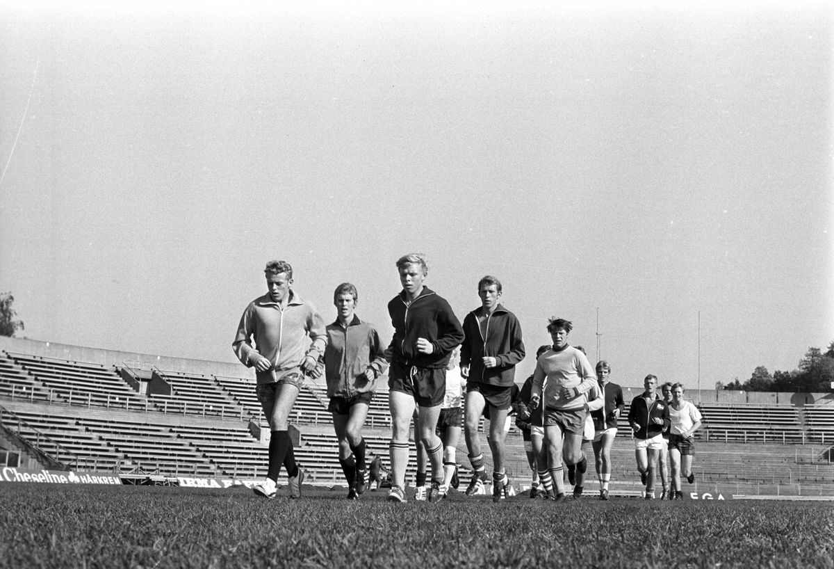 Serie. Juniorlandslaget i fotball trener på Ullevål stadion, Oslo. Fotografert 15. sept. 1969.