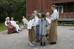 Levendegjøring på museum.Lek på plassen utenfor Karterud.
