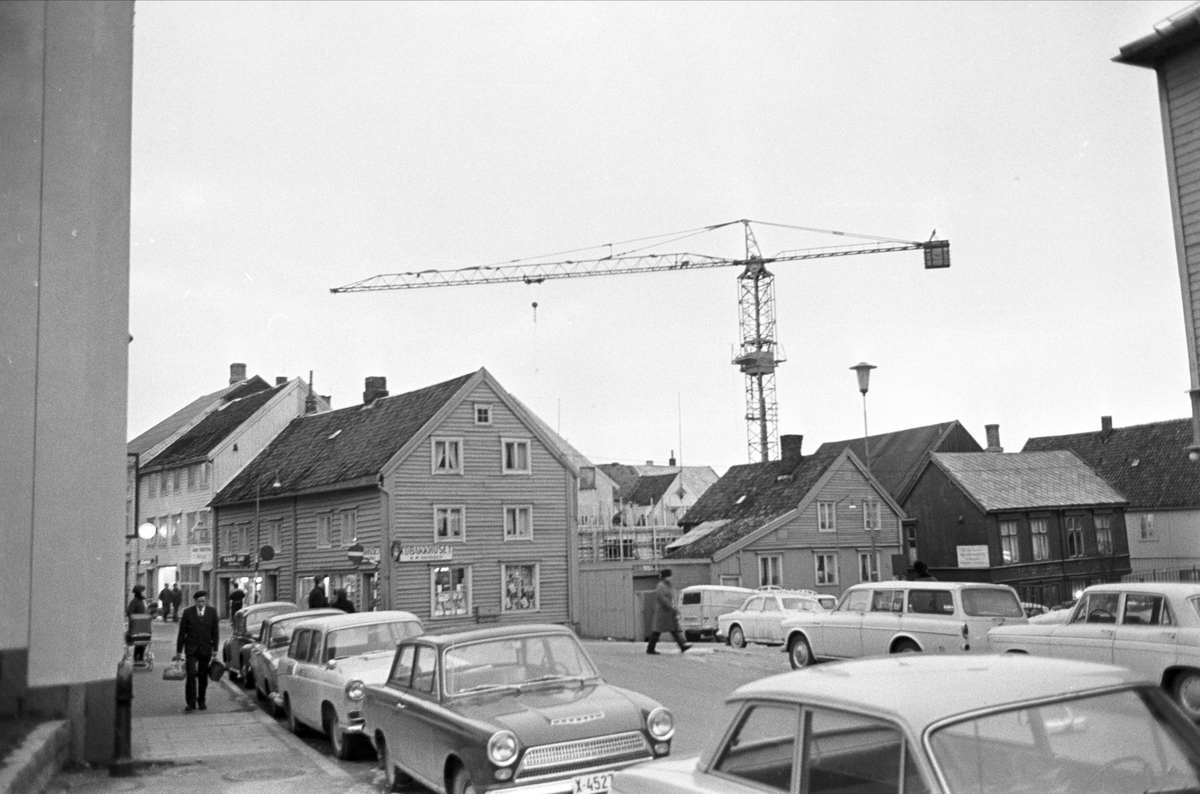 Serie. Tromsø sentrum og havnebasseng, Tromsø, Troms. Fotografert nov. 1965.